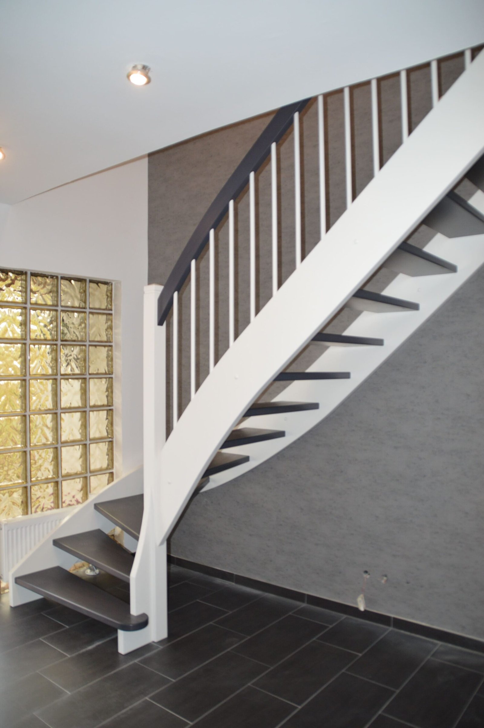 Weiß-grau lackierte Treppe im modernen Stil