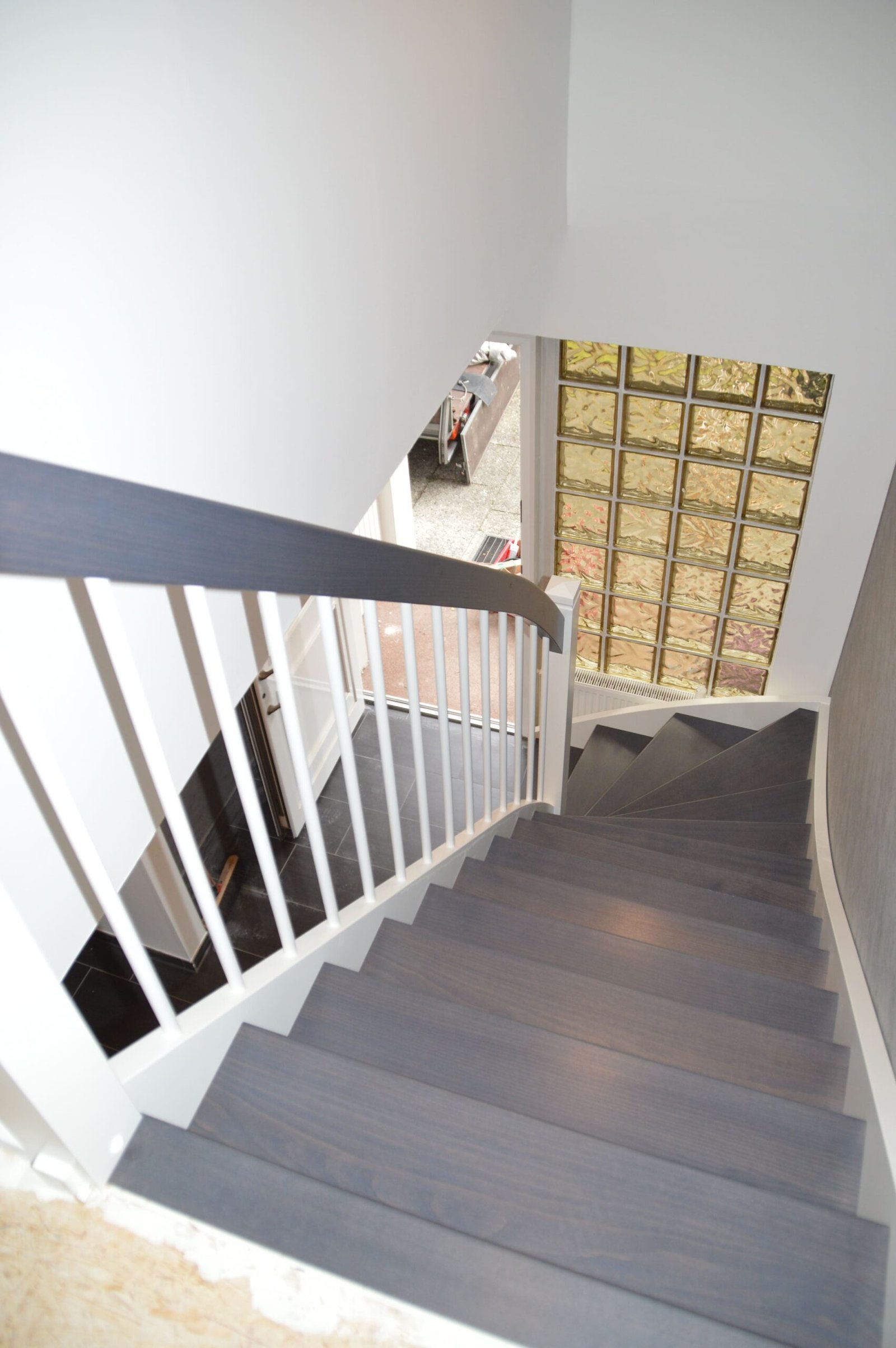 Elegante weiß-graue Treppe mit Holzstufen