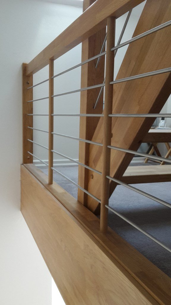 Treppe aus Eiche mit Edelstahlgeländer