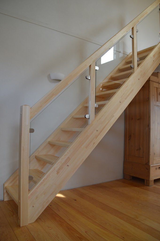 Kiefer keilgezinkt mit Glasgeländer