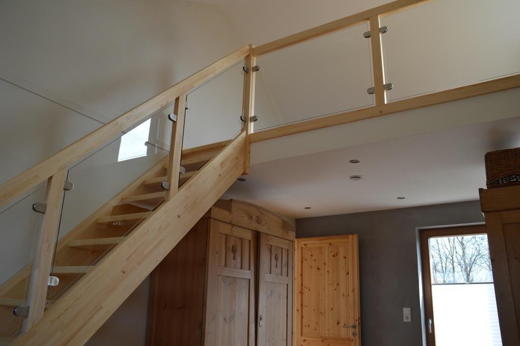 Kiefertreppe Detail Glasgeländer