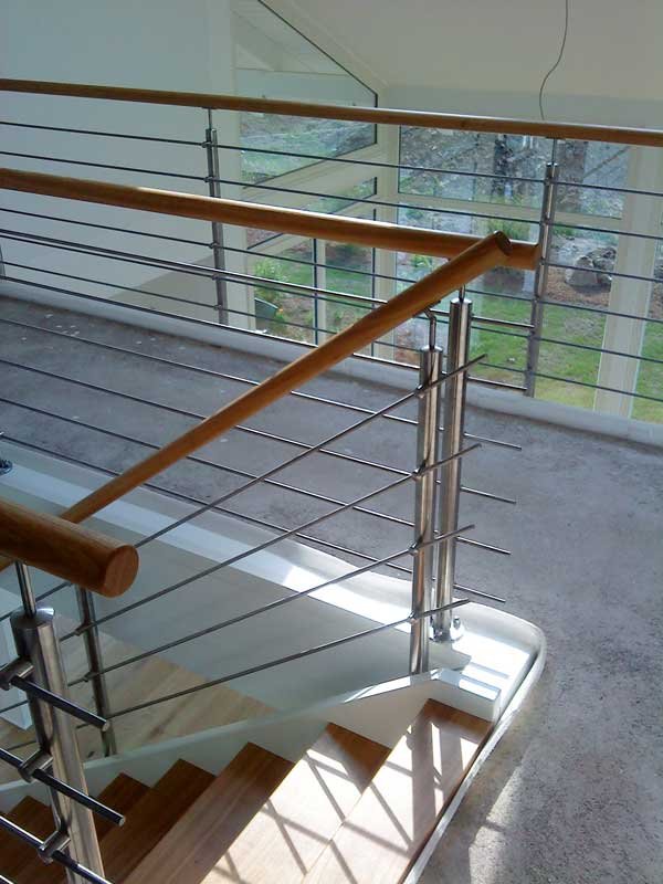 Wangentreppe mit Edelstahlgeländer